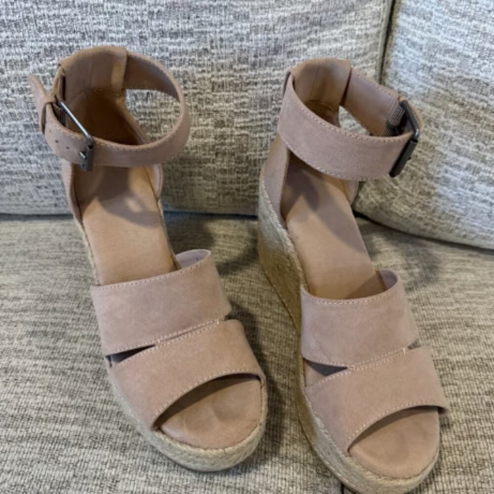 Universal thread wedge heels size 7 - image 1